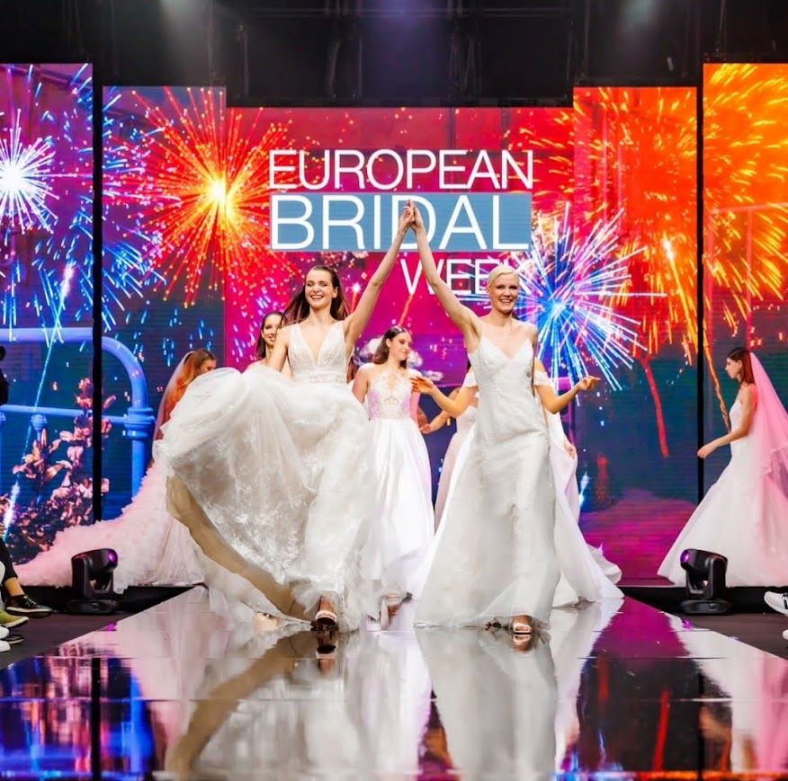 european bridal week 2024-défilé mannequin robe de mariée sur podium