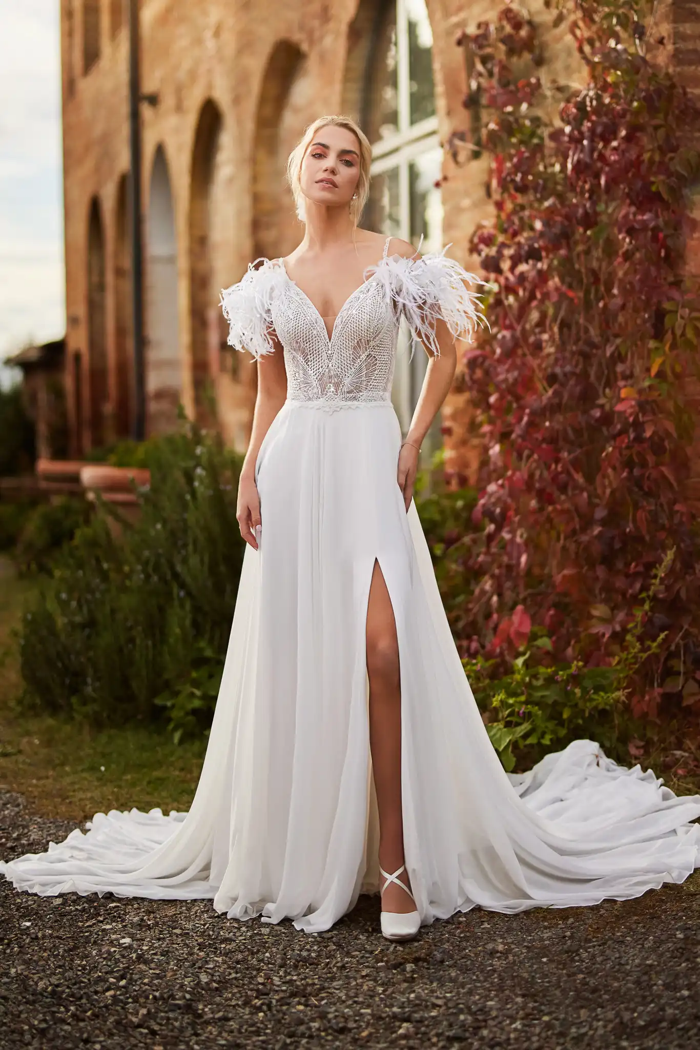 brinkman-robe-de-mariee-plume-gatsby-bardos-boutique-biarritz-mariage-showroom-boheme-fluide-plume-fente-bayonne-pays basque