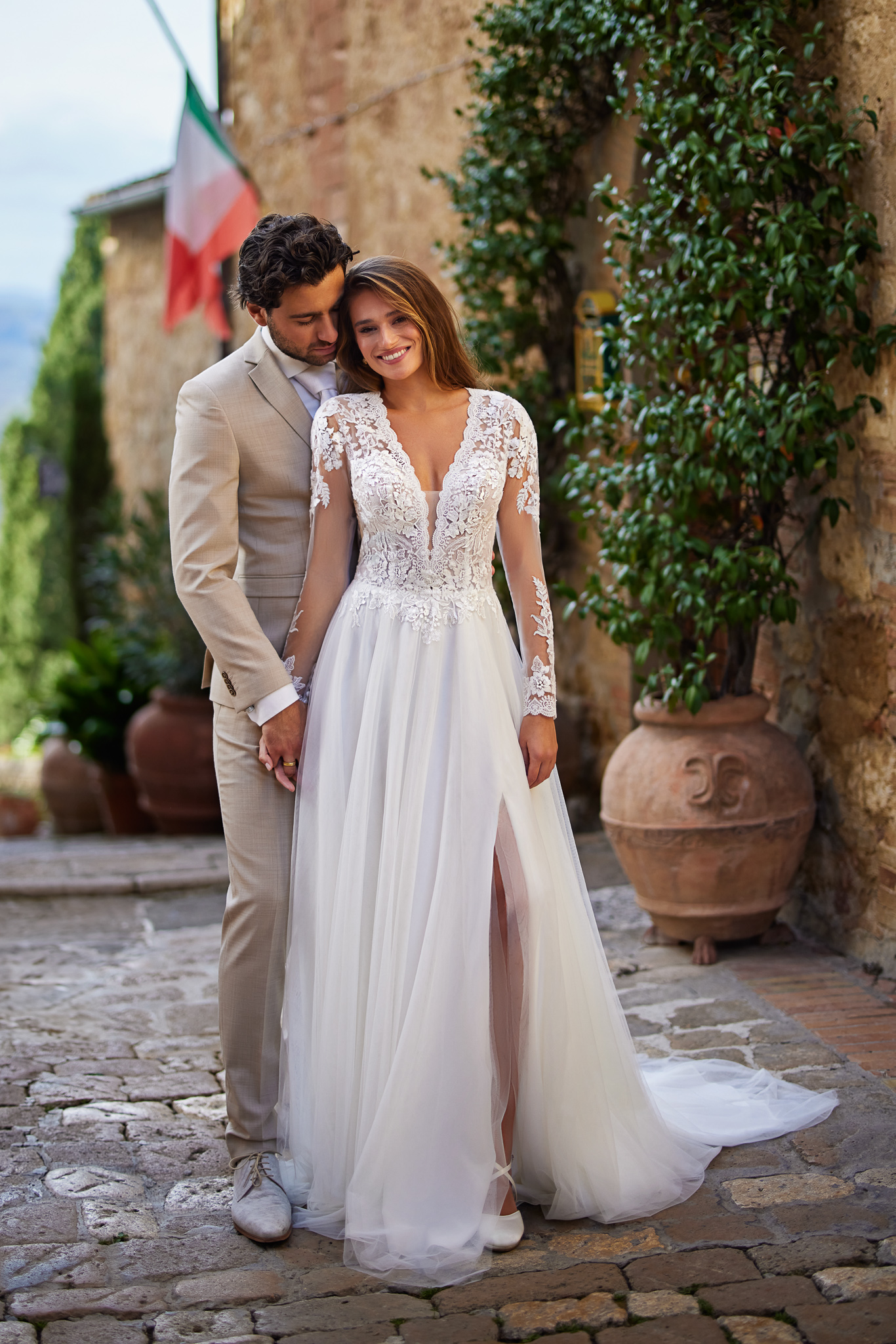 mariage-robe manche-romantique-anderea-boutique-pays basque-bardos-dentelle-fleur-fente-bayonne-biarritz