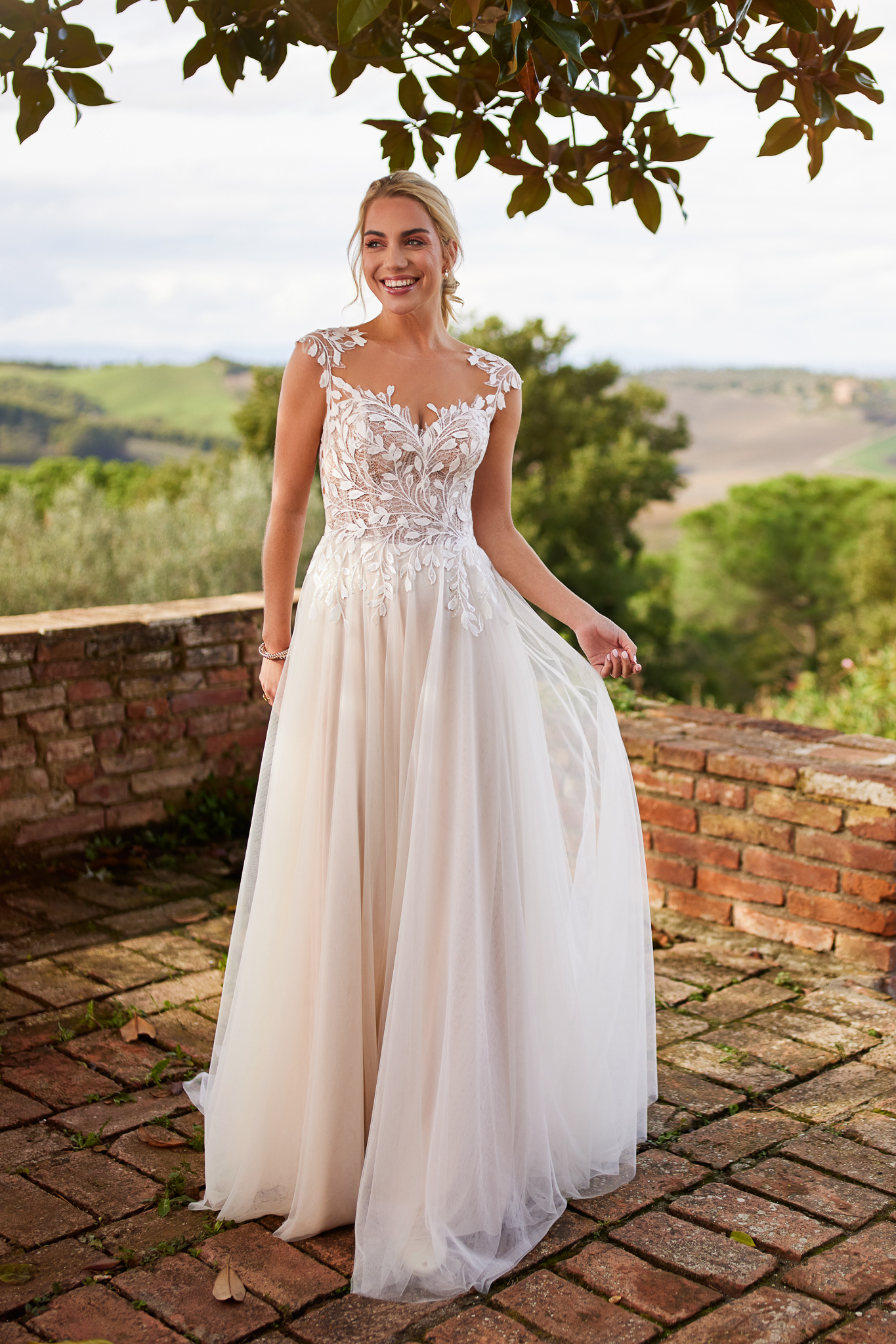 robe-de-mariee-biarritz-bayonne-romantique-boutique-mariage-bardos-dentelle-fleur-3d-rose poudree-pays basque-anderea