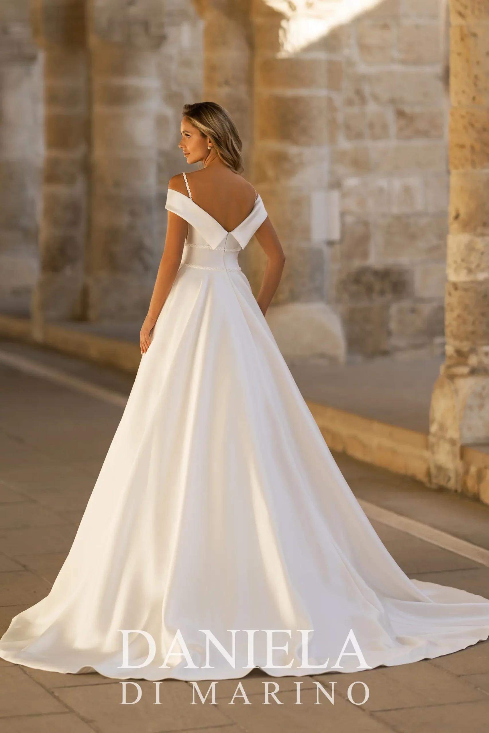 robe de mariee-couture-2025-daniela di marino-bayonne-pays basque-mariage-boutique-anderea-col bateau-satin