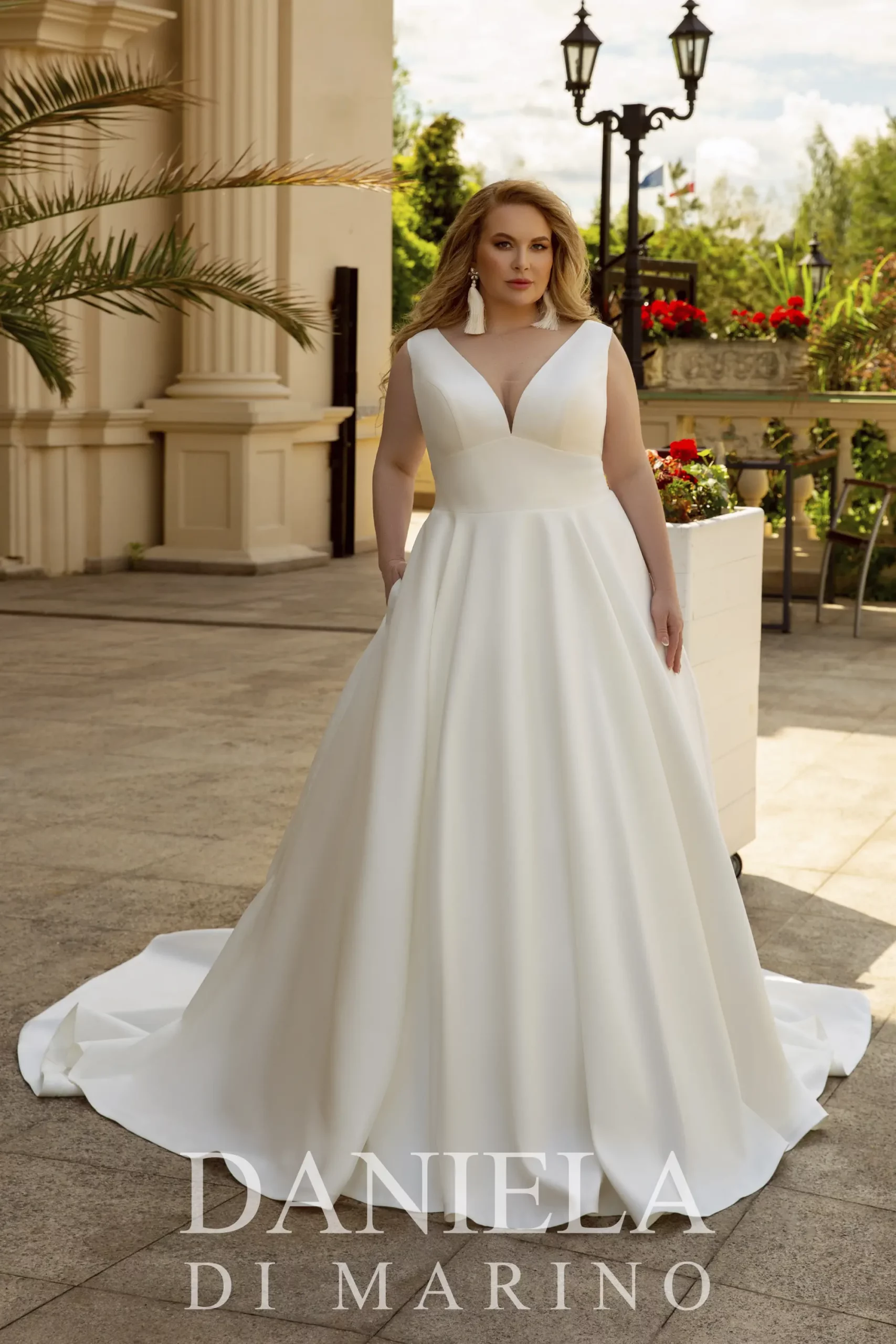 robe de mariée silhouette grande taille dos dentelle et satin couture bardos pays basque biarritz crepe boutique anderea mariage