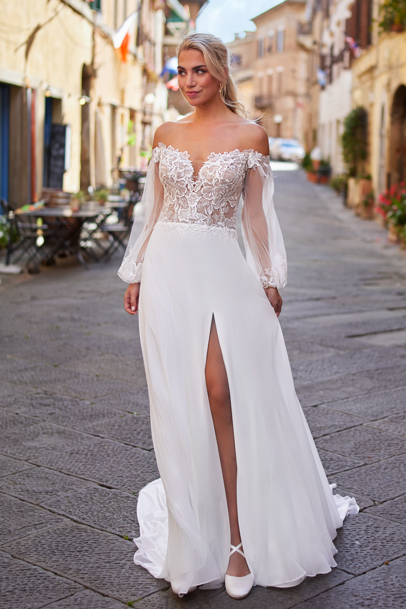 robe-de-mariee-manches romantique-boutique-mariage-bardos-dentelle-fleur-fente-busier-bayonne-pays basque