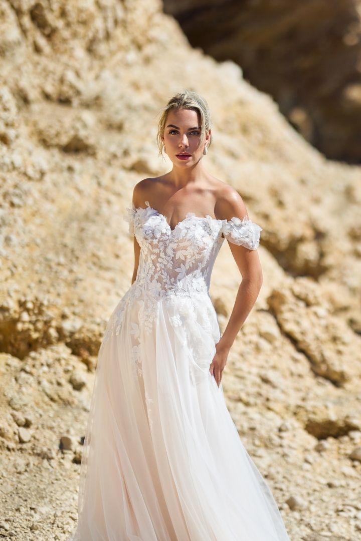 Ainhoa robe de mariée tulle dentelle 3d fleurs bustier manches bateau-bardos mariage pays basque biarritz bayonne anderea